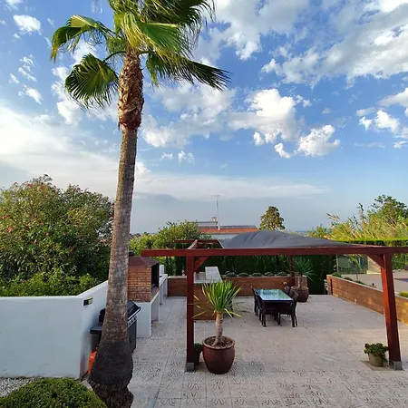 Willa Celi: Sea- & Mountain View, Peaceful & Comfortable.