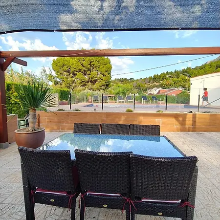 Celi: Sea- & Mountain View, Peaceful & Comfortable. Willa Denia